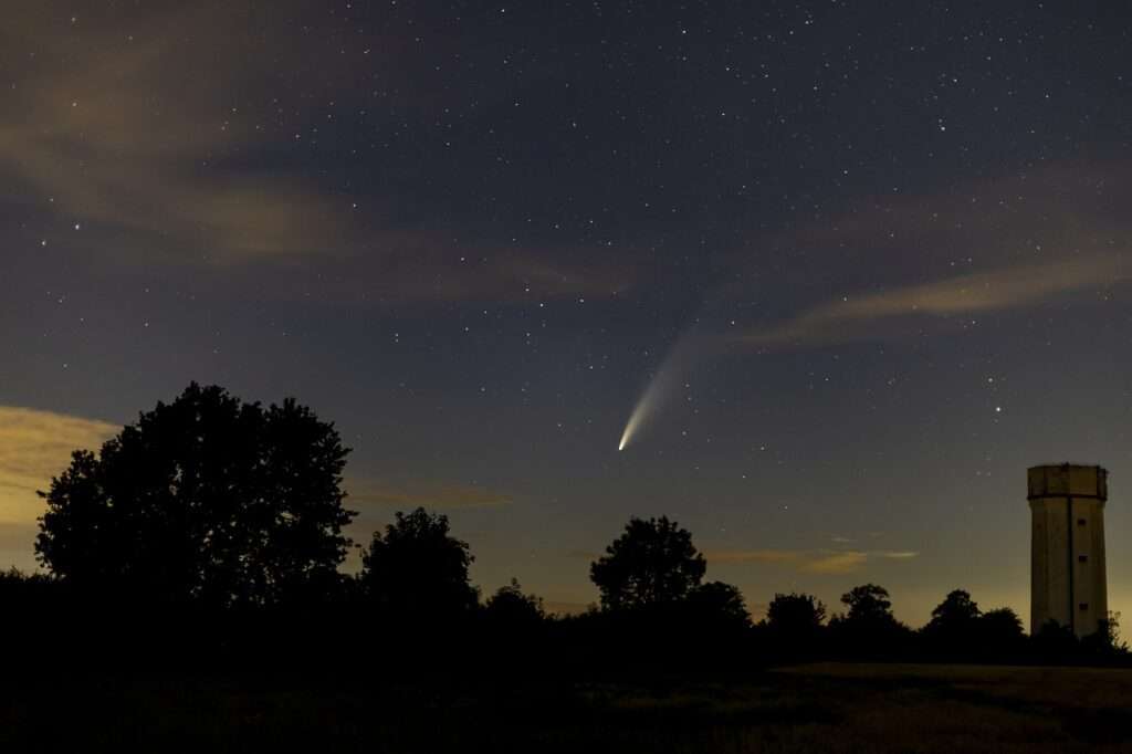 Cometas Brilhantes Iluminam o Céu de Outubro em Espetáculo Incrível